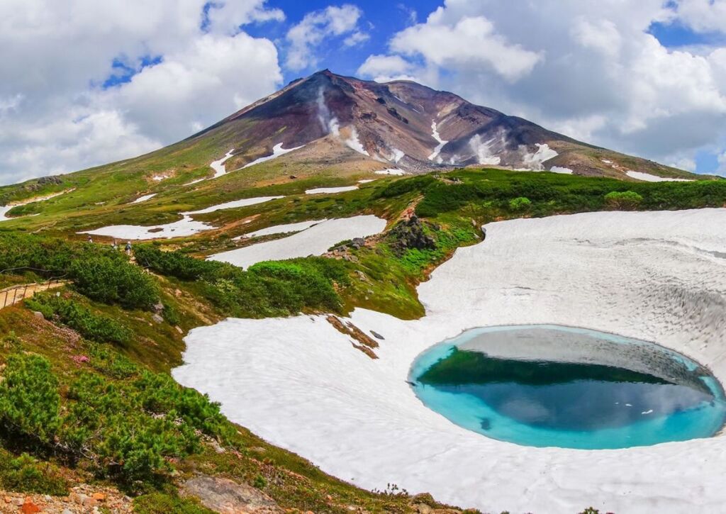 Asahidake-fjellet med blå dam