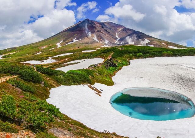 Asahidake-fjellet med blå dam