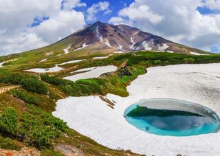 Asahidake-fjellet med blå dam