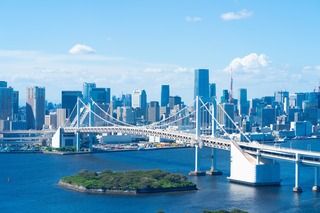 Odaiba med Rainbow Bridge og Frihetsgudinnen