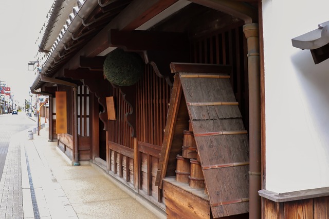 Tradisjonelt sakebryggeri med sugidama (sedertrekule)