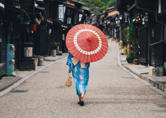Jente i kimono som utforsker Naraijuku i Japan