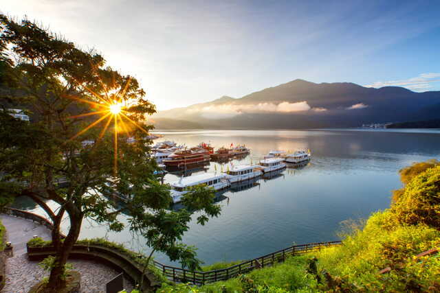 Båter ved bredden av Sun Moon Lake 