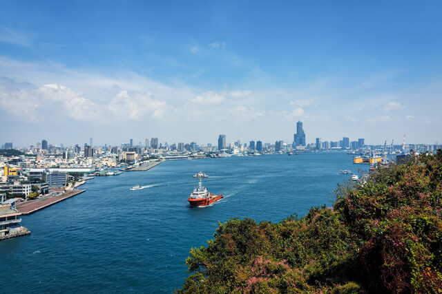 Utsikt over Kaohsiung med Cijin-øya i forgrunnen 