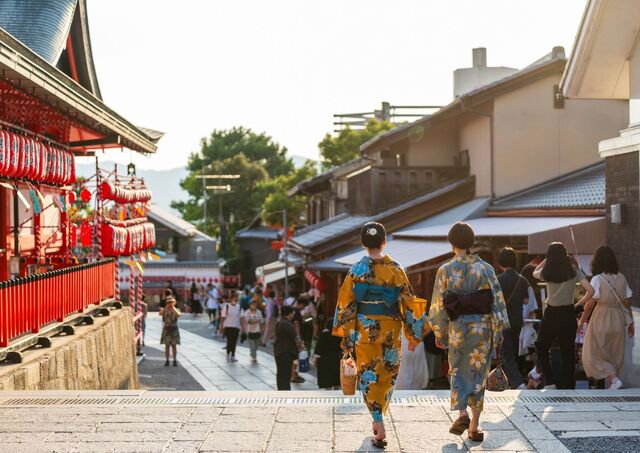 Kvinner i Kimono ved Fushimi Inari Shrine 