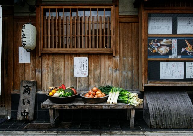 Grønnsaker på en trebenk i Kyoto, Japan